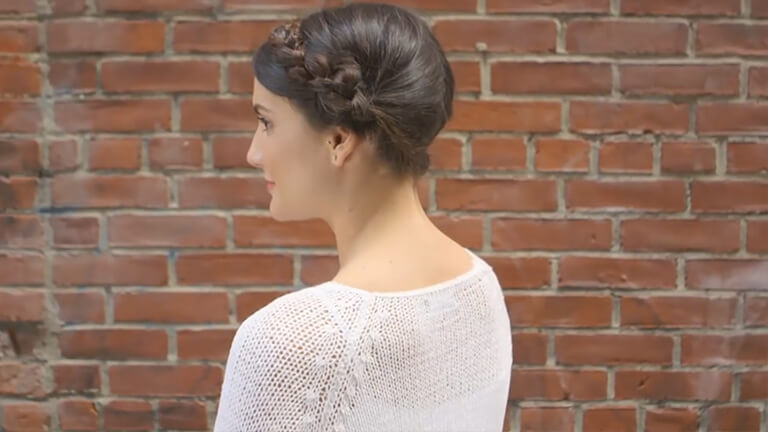 Dieses Video zeigt dir die Welt des Haarstylings: Halbhoher Haarkranz in Boho-Chic