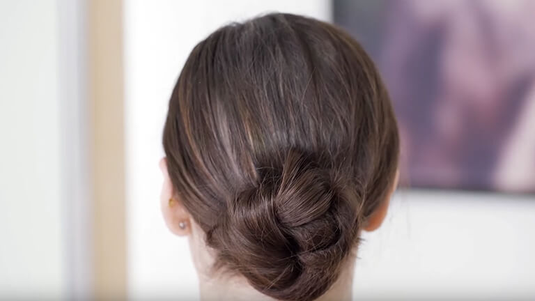 Dieses Video zeigt dir die Welt des Haarstylings: Tiefer Dutt