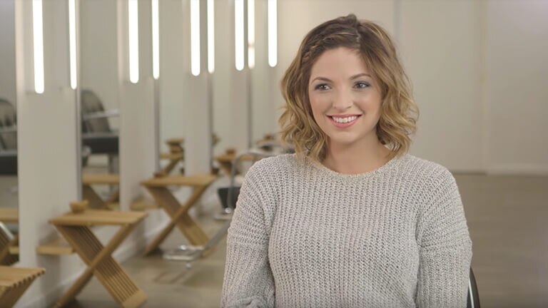 Dieses Video zeigt dir die Welt des Haarstylings: Hochsteckfrisuren für kurzes Haar.