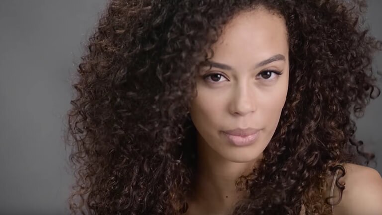 Dieses Video zeigt dir die Welt des Haarstylings: Style dein Haar in natürlichen Locken