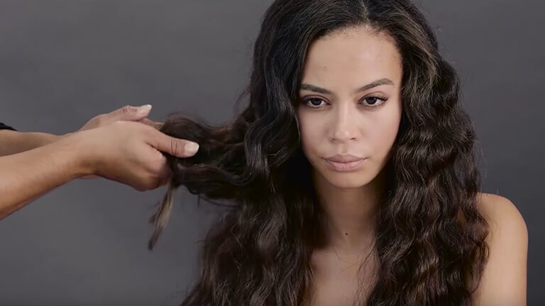 Dieses Video zeigt dir die Welt des Haarstylings: Style dein Haar in Wellen